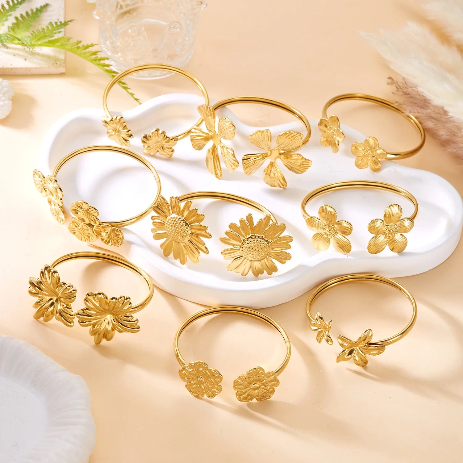 New Classic Sun Moon Pattern Open Bangles Bracelet For Women Gold Color Stainless Steel Heart Cuff Bracelet Hand Ornament Gift
