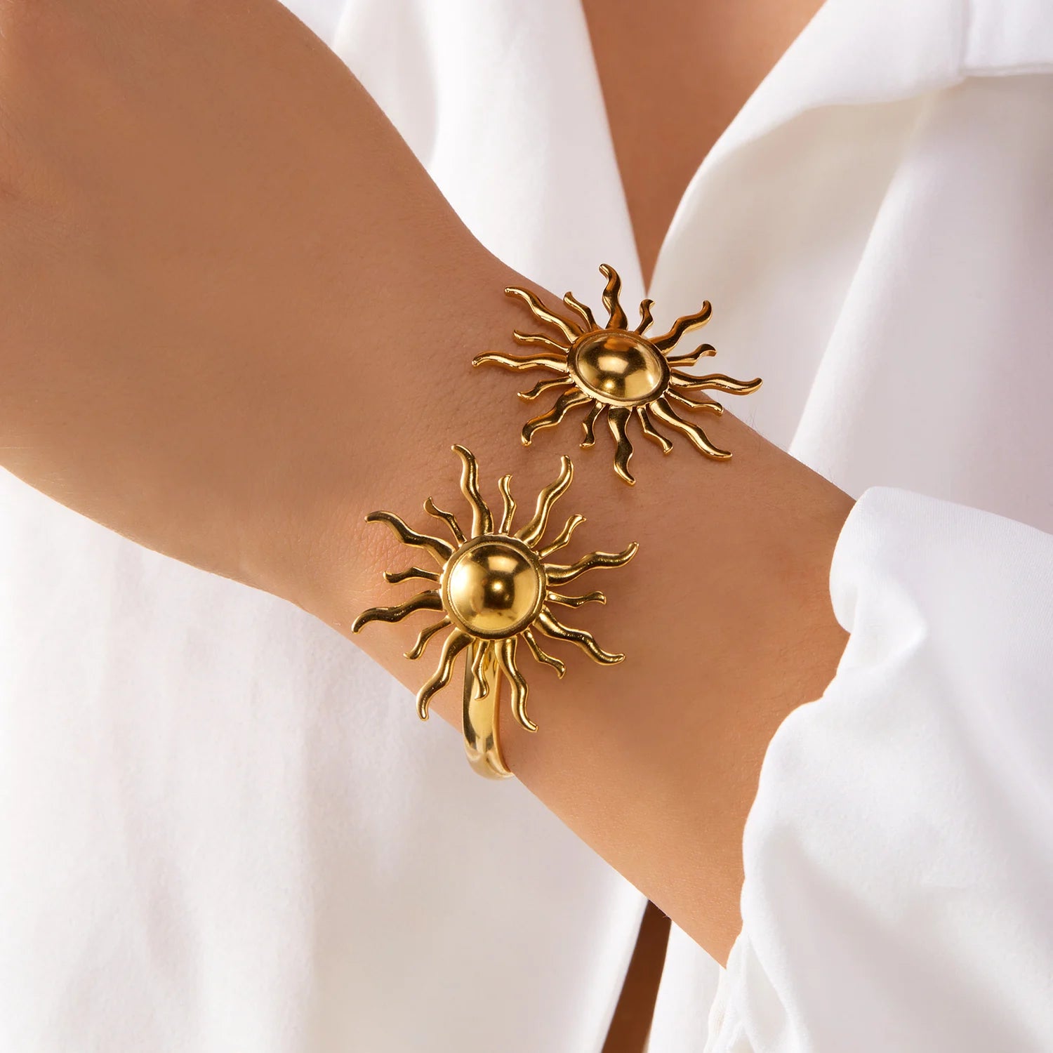 New Classic Sun Moon Pattern Open Bangles Bracelet For Women Gold Color Stainless Steel Heart Cuff Bracelet Hand Ornament Gift