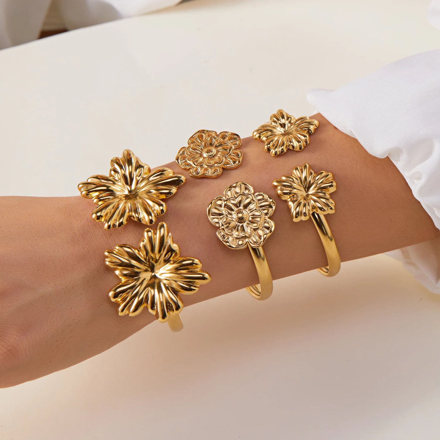 New Classic Sun Moon Pattern Open Bangles Bracelet For Women Gold Color Stainless Steel Heart Cuff Bracelet Hand Ornament Gift