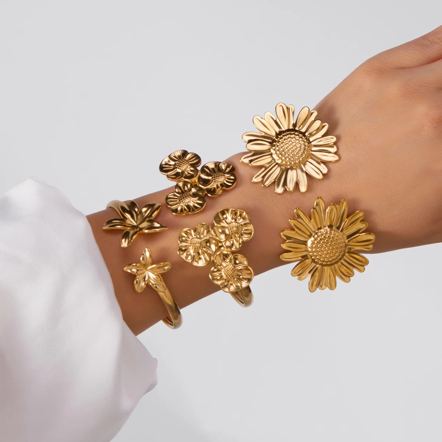New Classic Sun Moon Pattern Open Bangles Bracelet For Women Gold Color Stainless Steel Heart Cuff Bracelet Hand Ornament Gift