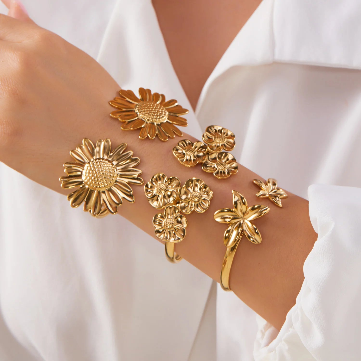 New Classic Sun Moon Pattern Open Bangles Bracelet For Women Gold Color Stainless Steel Heart Cuff Bracelet Hand Ornament Gift