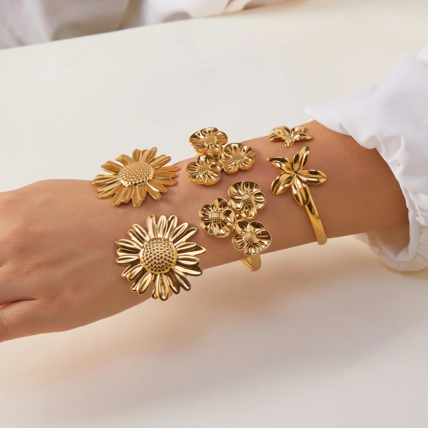 New Classic Sun Moon Pattern Open Bangles Bracelet For Women Gold Color Stainless Steel Heart Cuff Bracelet Hand Ornament Gift
