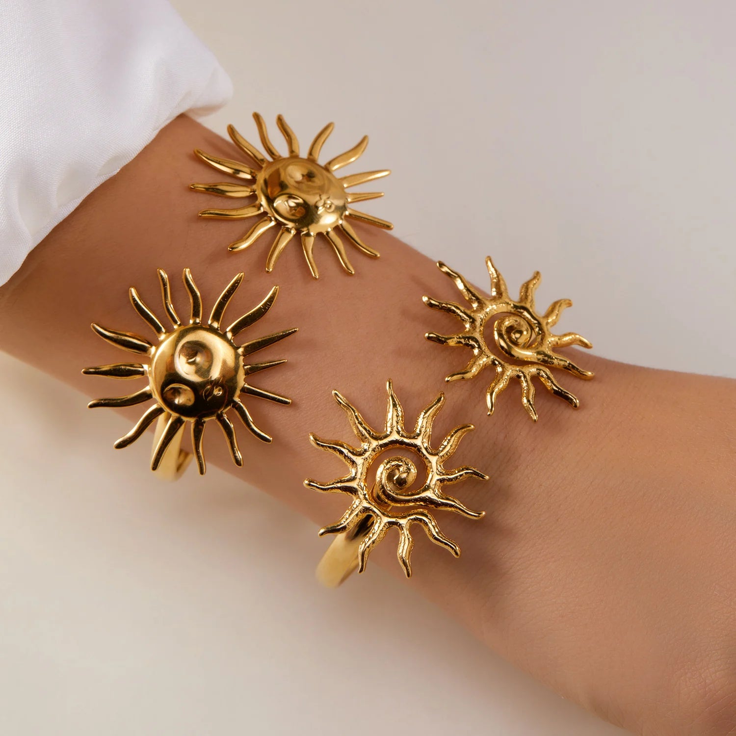 New Classic Sun Moon Pattern Open Bangles Bracelet For Women Gold Color Stainless Steel Heart Cuff Bracelet Hand Ornament Gift