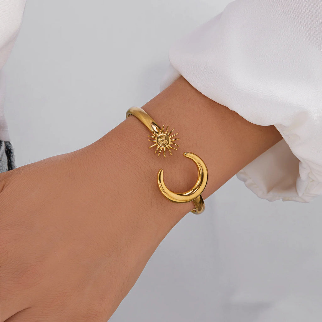 New Classic Sun Moon Pattern Open Bangles Bracelet For Women Gold Color Stainless Steel Heart Cuff Bracelet Hand Ornament Gift