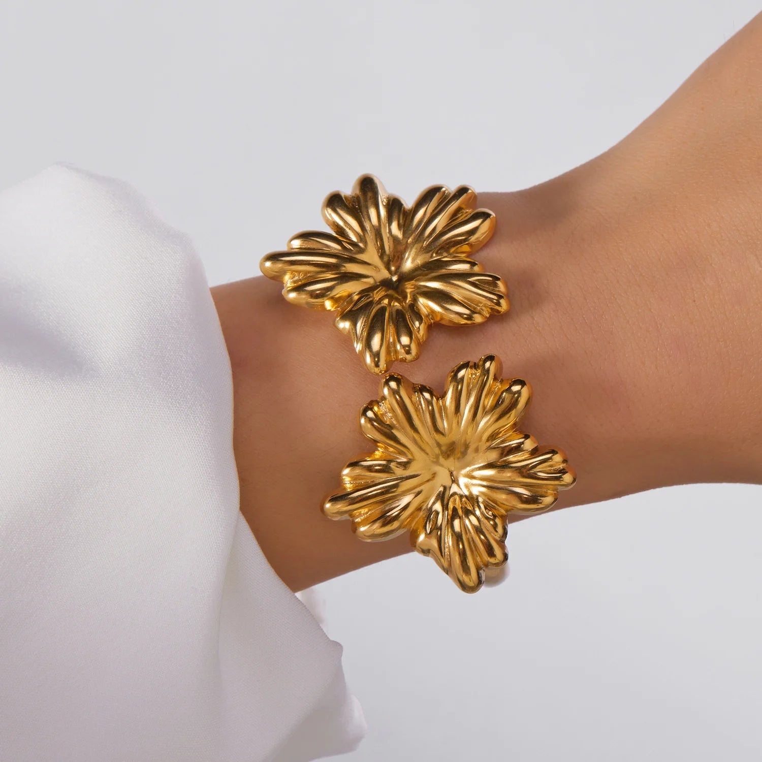New Classic Sun Moon Pattern Open Bangles Bracelet For Women Gold Color Stainless Steel Heart Cuff Bracelet Hand Ornament Gift