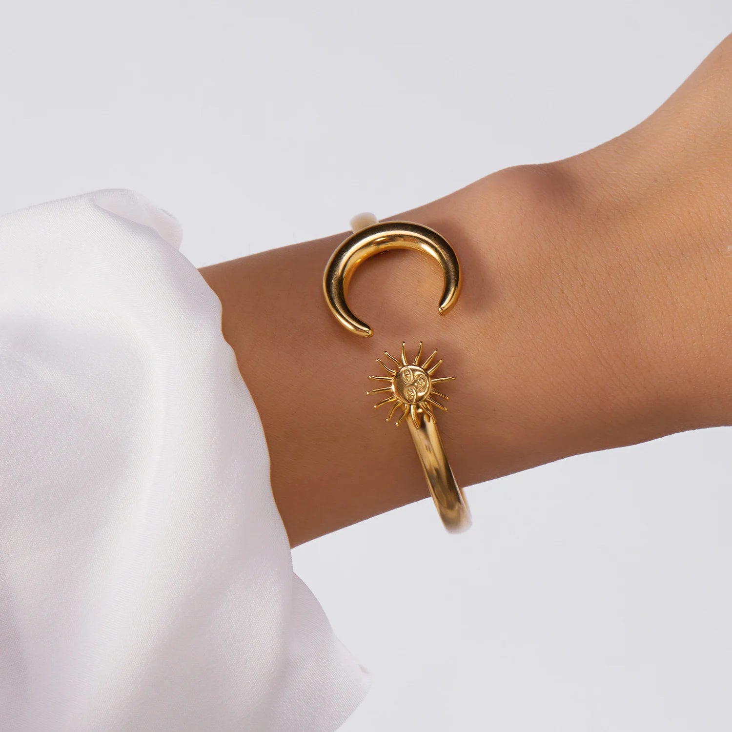 New Classic Sun Moon Pattern Open Bangles Bracelet For Women Gold Color Stainless Steel Heart Cuff Bracelet Hand Ornament Gift