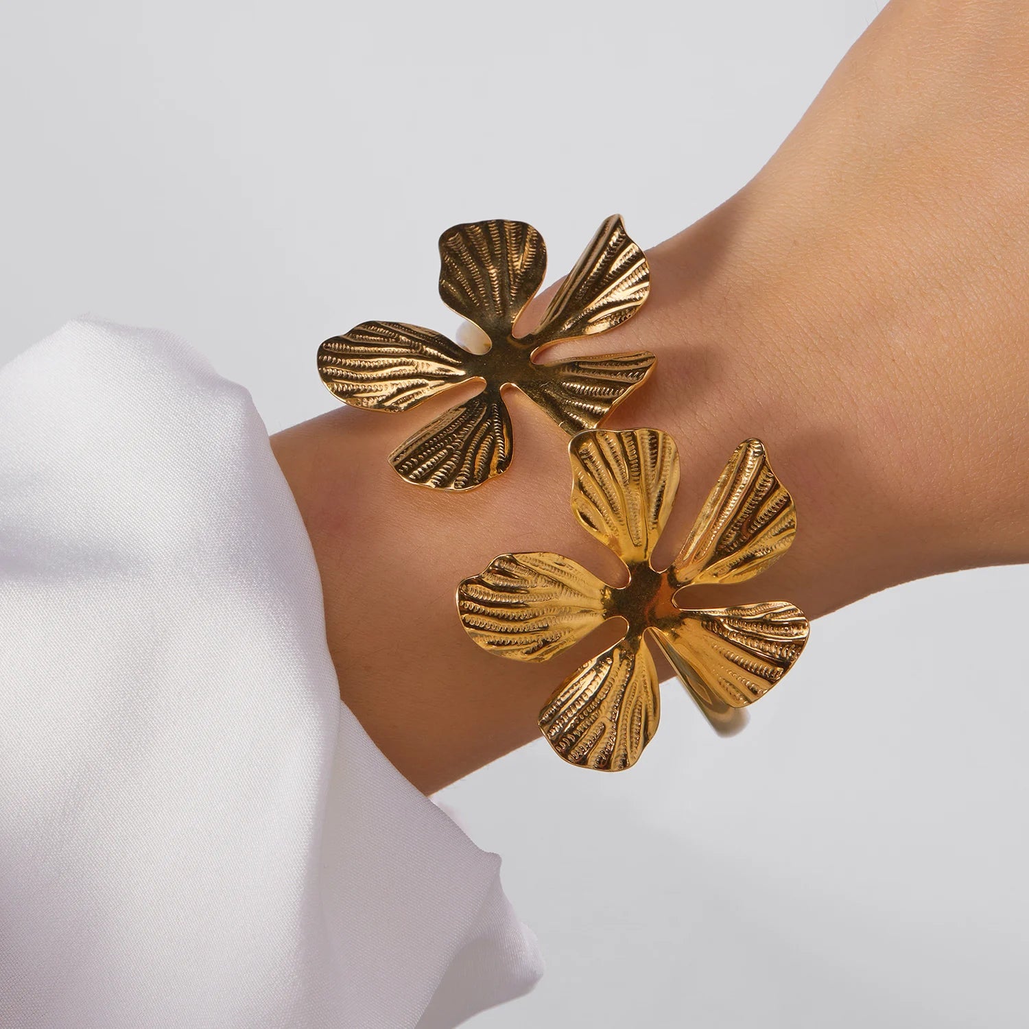 New Classic Sun Moon Pattern Open Bangles Bracelet For Women Gold Color Stainless Steel Heart Cuff Bracelet Hand Ornament Gift
