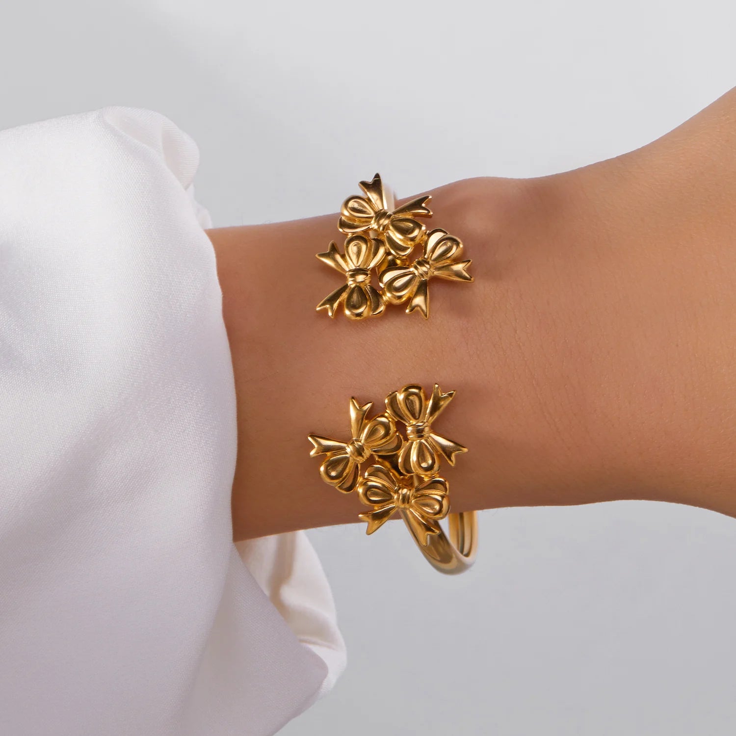 New Classic Sun Moon Pattern Open Bangles Bracelet For Women Gold Color Stainless Steel Heart Cuff Bracelet Hand Ornament Gift