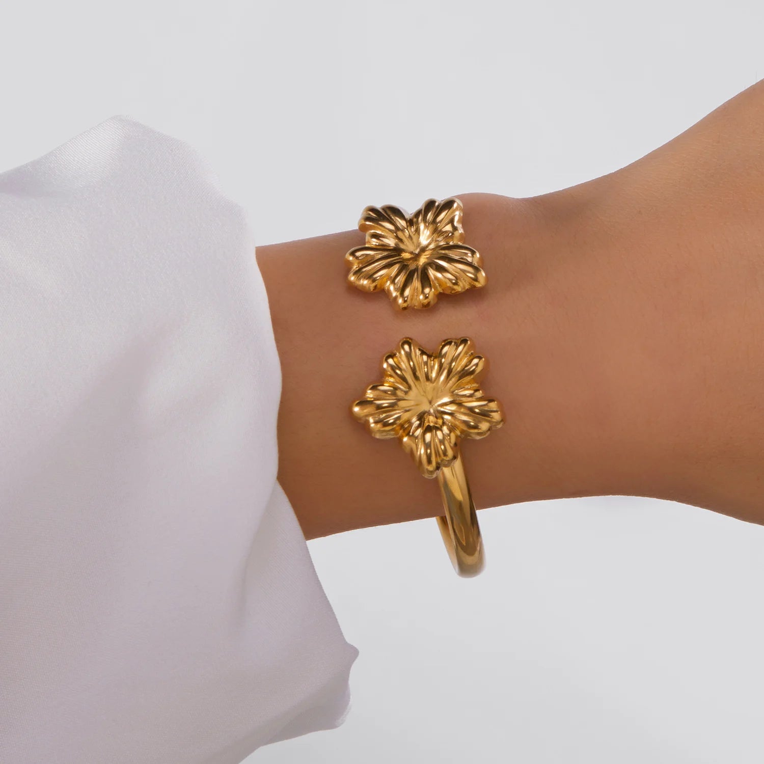 New Classic Sun Moon Pattern Open Bangles Bracelet For Women Gold Color Stainless Steel Heart Cuff Bracelet Hand Ornament Gift