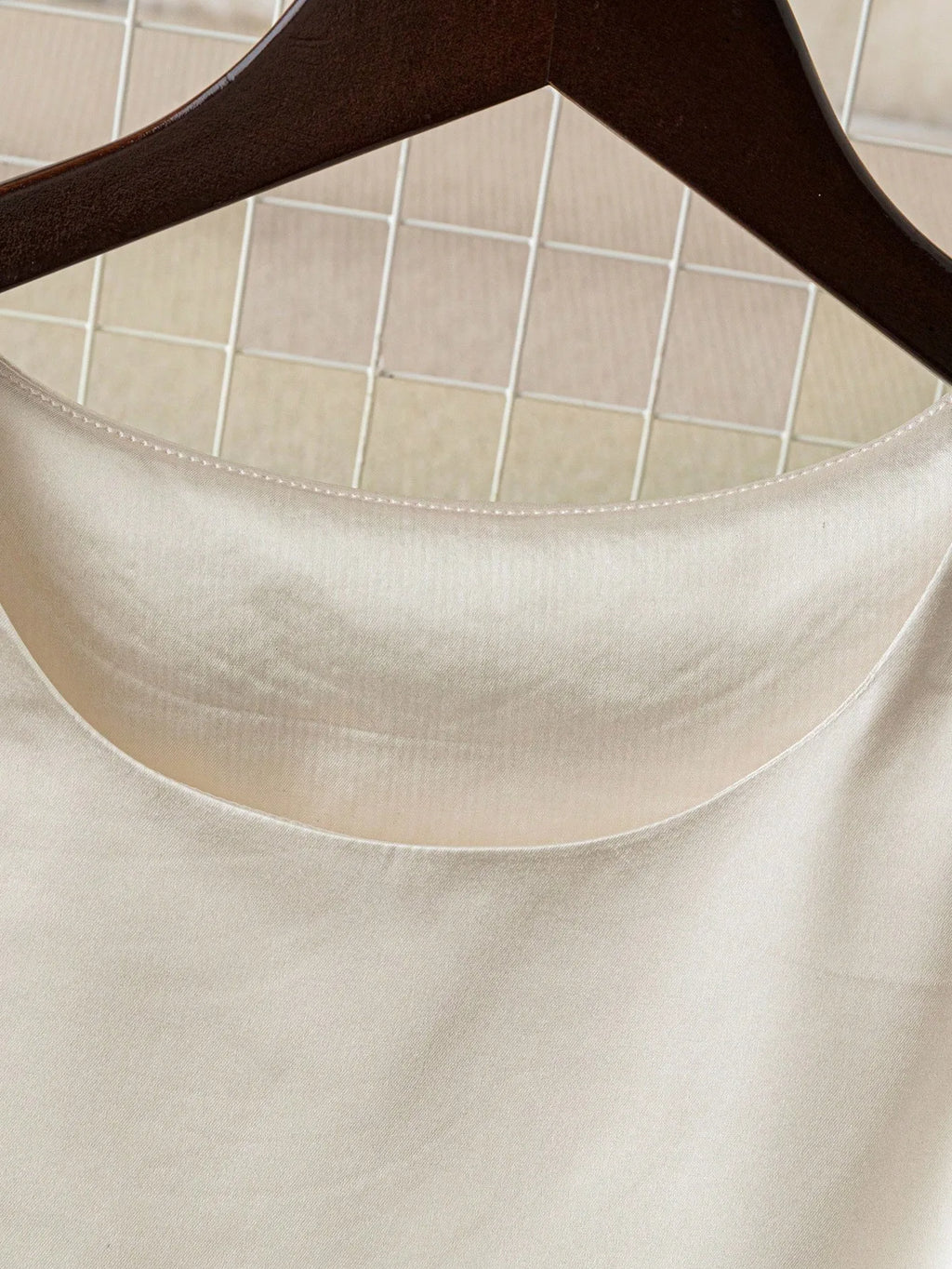 Regular women's dress, for work commuting, leisure and vacation